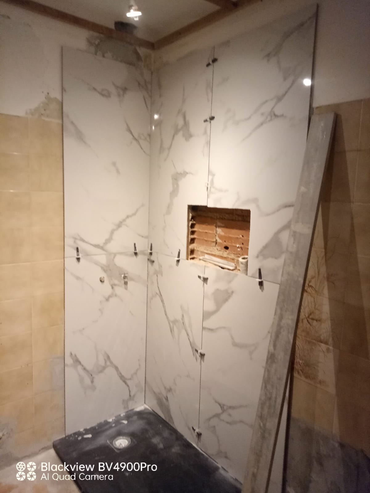 Detalhe de aplicação de cerâmico em parede