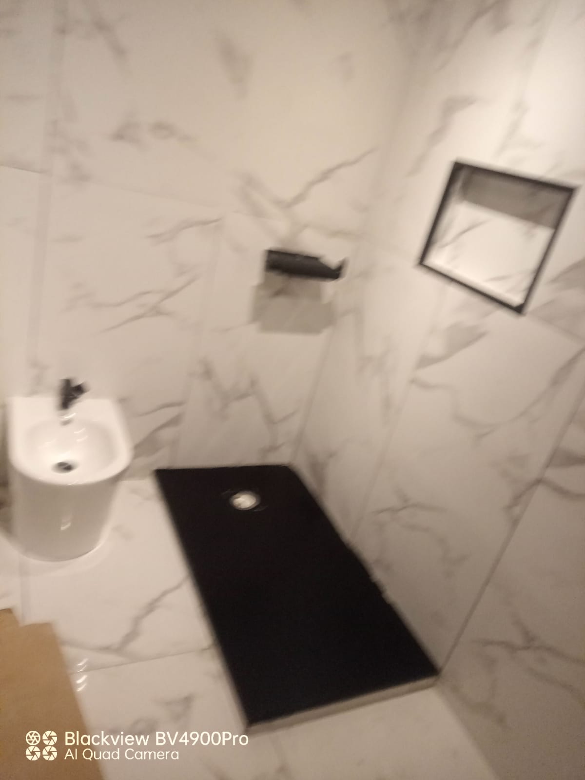 Canto de duche em mármore com nicho preto