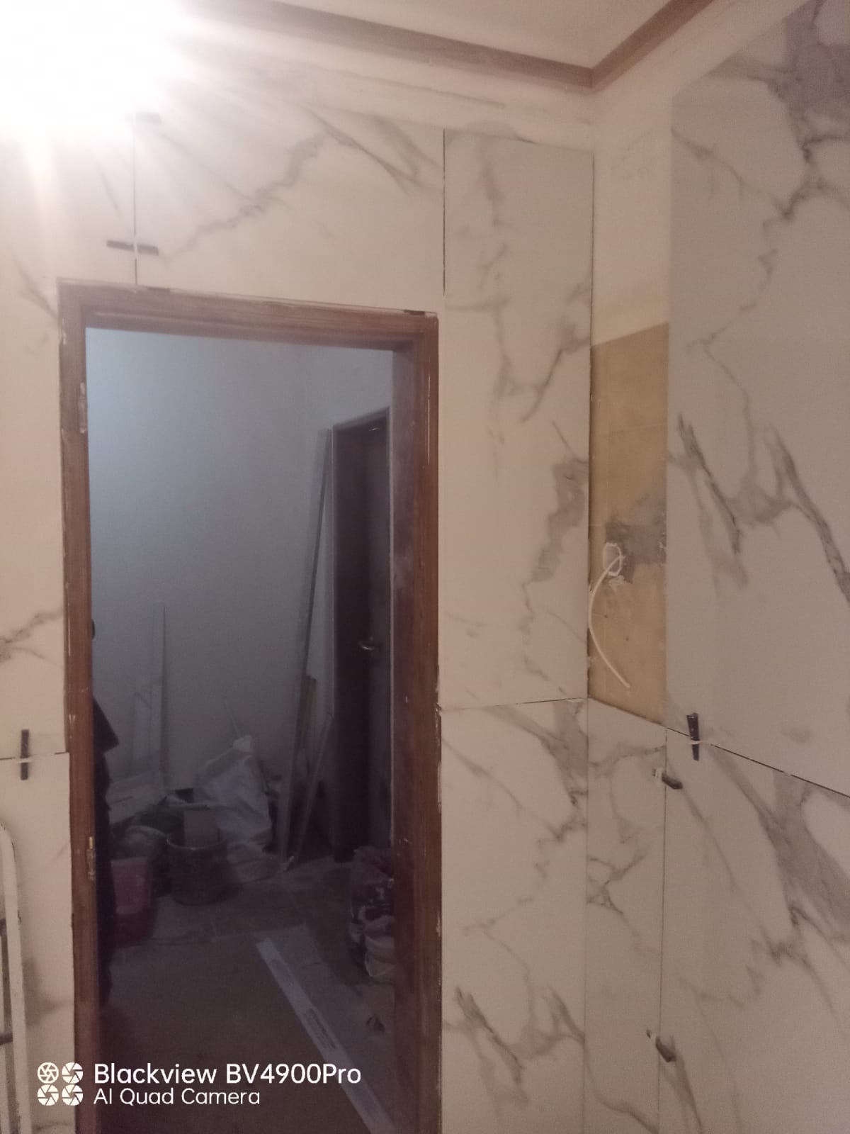 Duche em mármore com porta em madeira