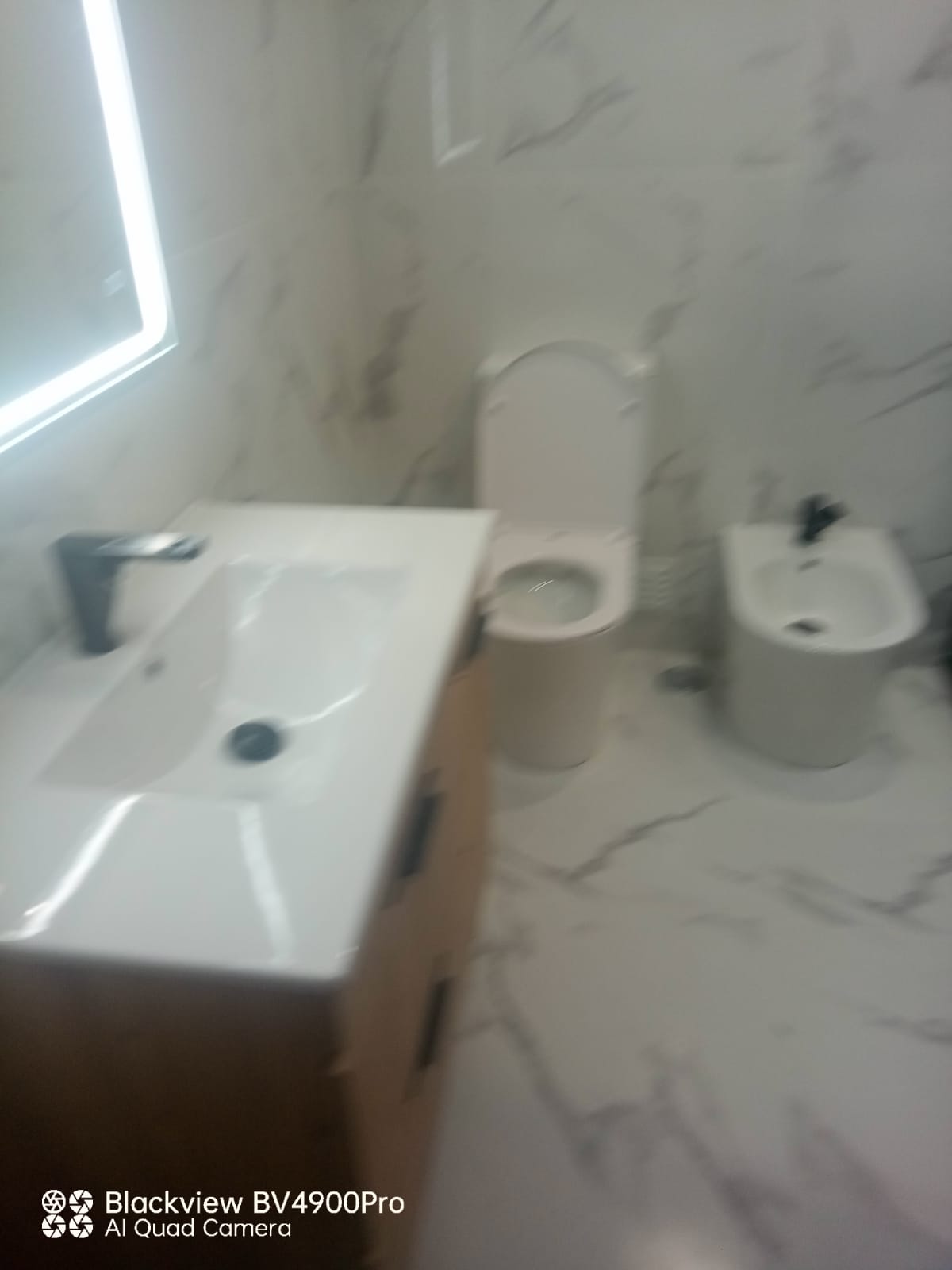 Suite completa em Lisboa — mármore branco e lacado preto