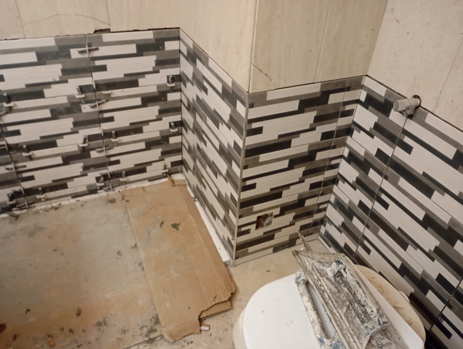 WC amplo em tons bege com mosaico