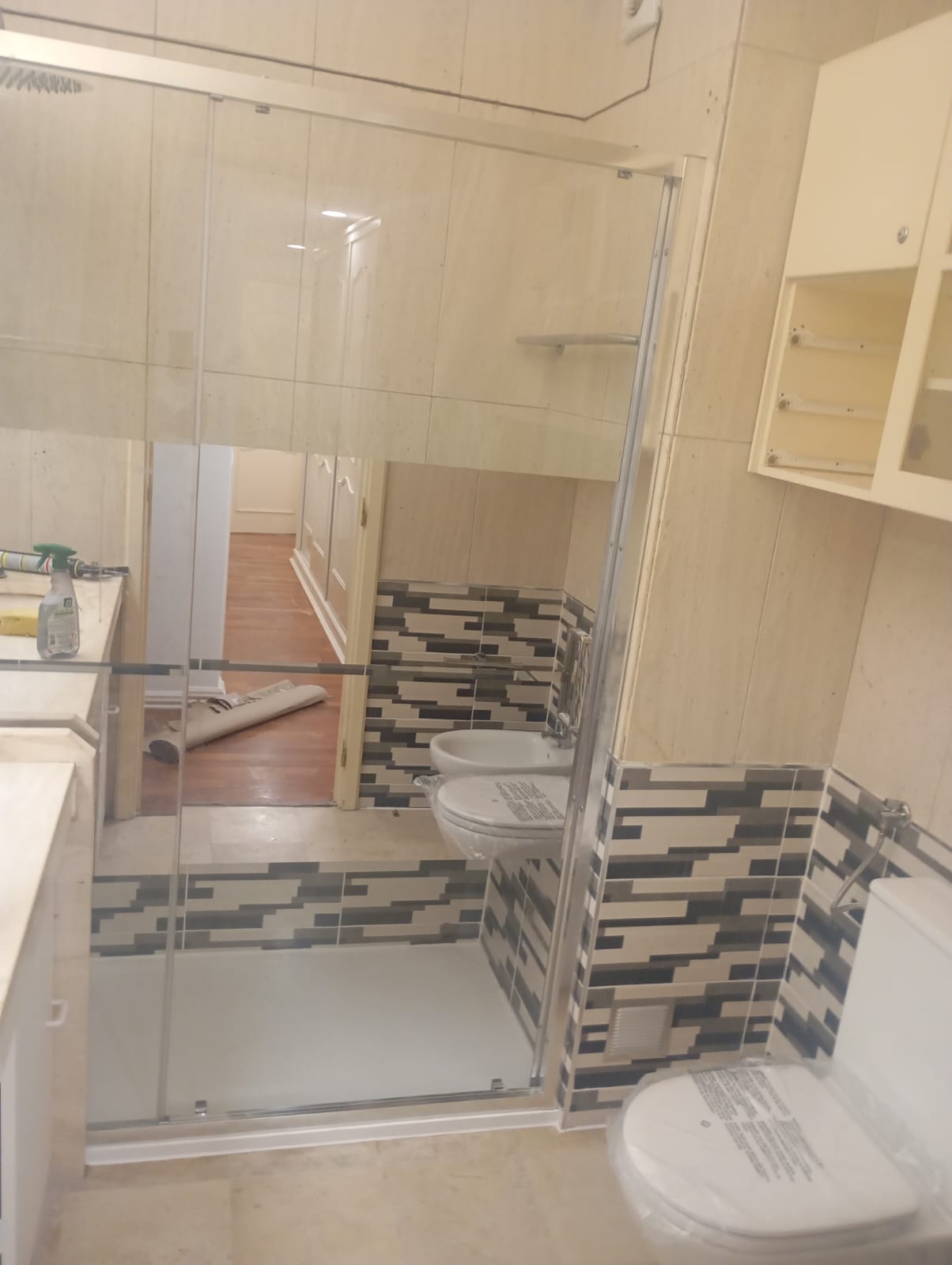 Duche interior com mosaico geométrico