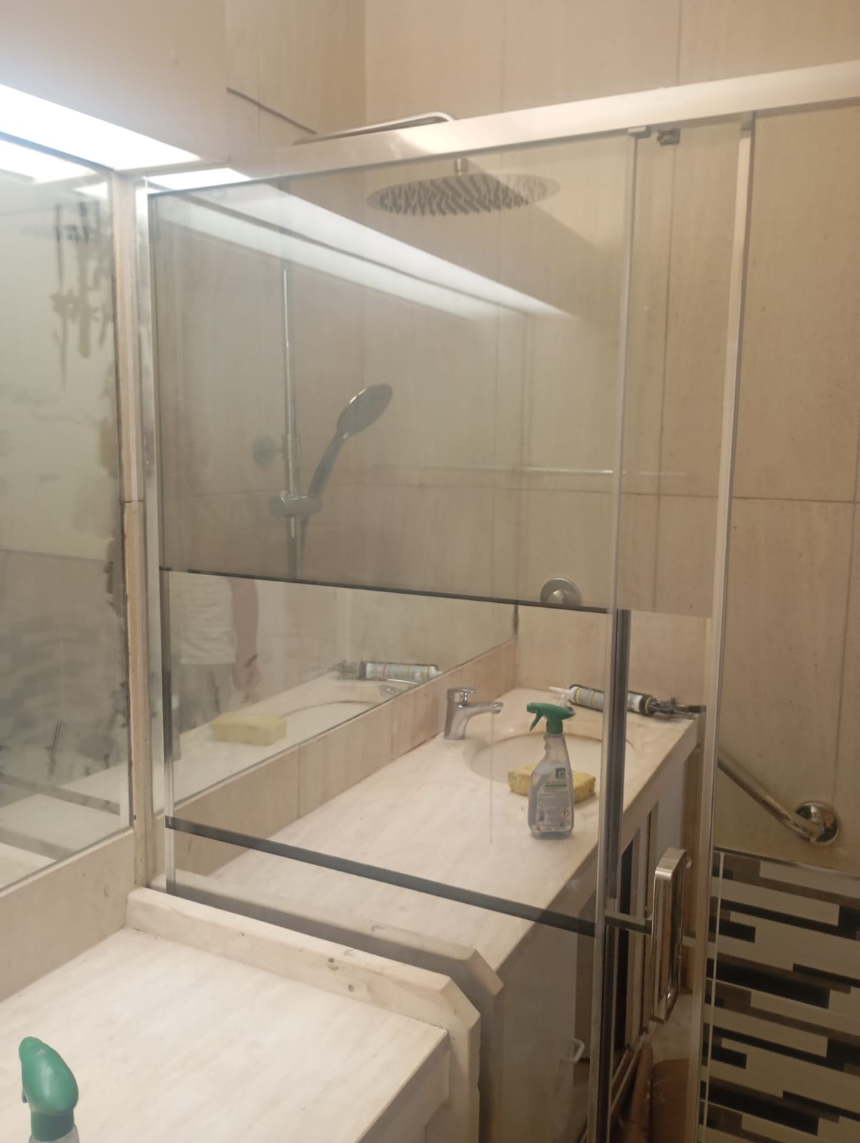 Suite ampla com duche e espelho panorâmico